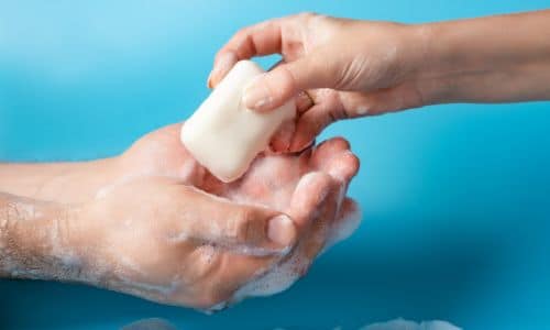 Hände waschen mit Seife und Wasser für persönliche Hygiene