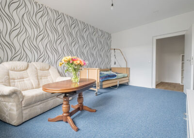 Wohn- und Schlafzimmerkombination im Betreuten Wohnen mit stilvollem Dekor