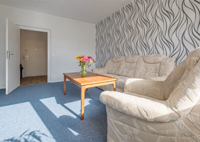 Gemütliches Wohnzimmer im Betreuten Wohnen mit stilvoller Einrichtung