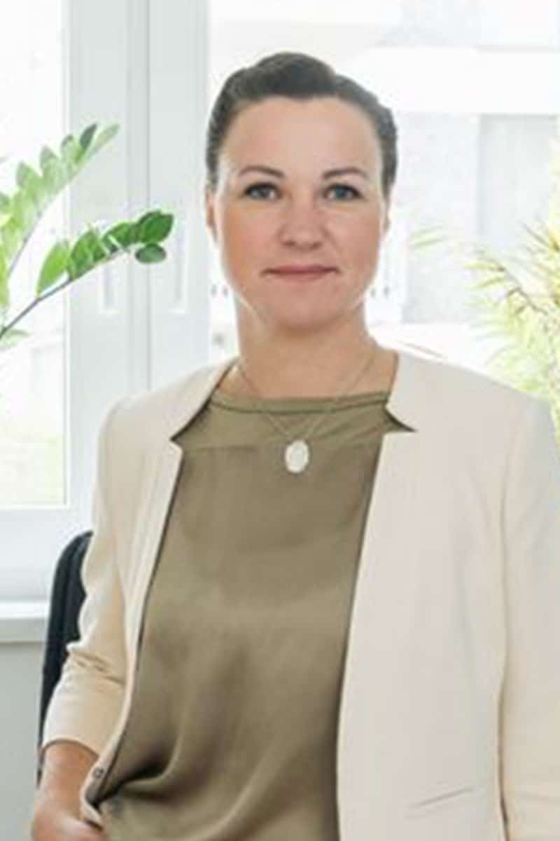 Annett Zühlke-Siebertz, Geschäftsführerin der Pagella Lichtenberg GmbH, in einem professionellen Business-Outfit