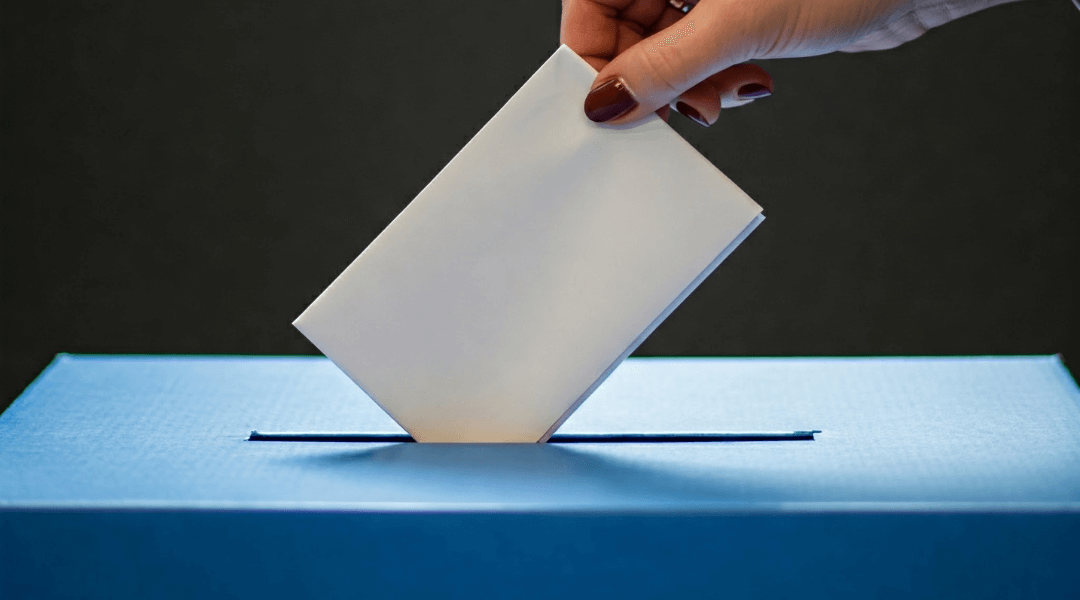 Eine Hand wirft einen Antrag in eine blaue Box – Symbol für die Beantragung von Pflegehilfen