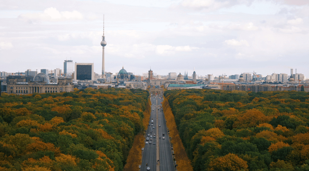 Blick auf Berlin mit dem Tiergarten und dem Fernsehturm, der ein aktives und soziales Leben in der Stadt symbolisiert.