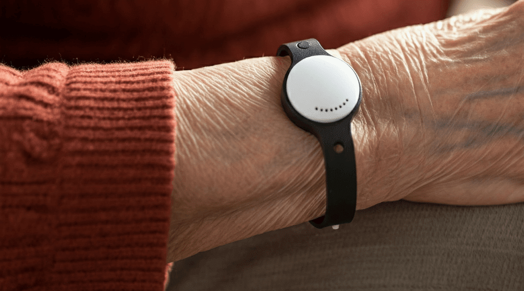 Hausnotruf-Armband an einem Handgelenk – Sicherheit für Senioren im Alltag.