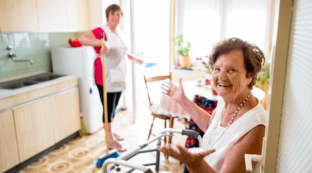 Seniorin freut sich über Unterstützung im Haushalt – individuelle Betreuungsleistungen durch Pflegekraft.