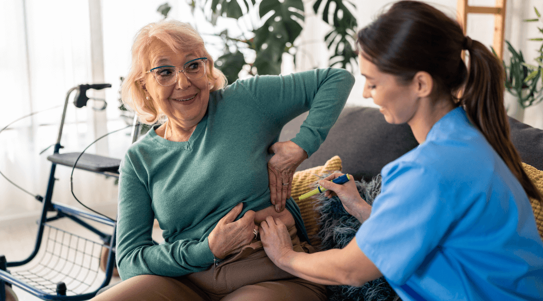 Pflegekraft verabreicht einer Seniorin eine Insulininjektion in Berlin – einfühlsame Unterstützung bei der Diabetesversorgung.