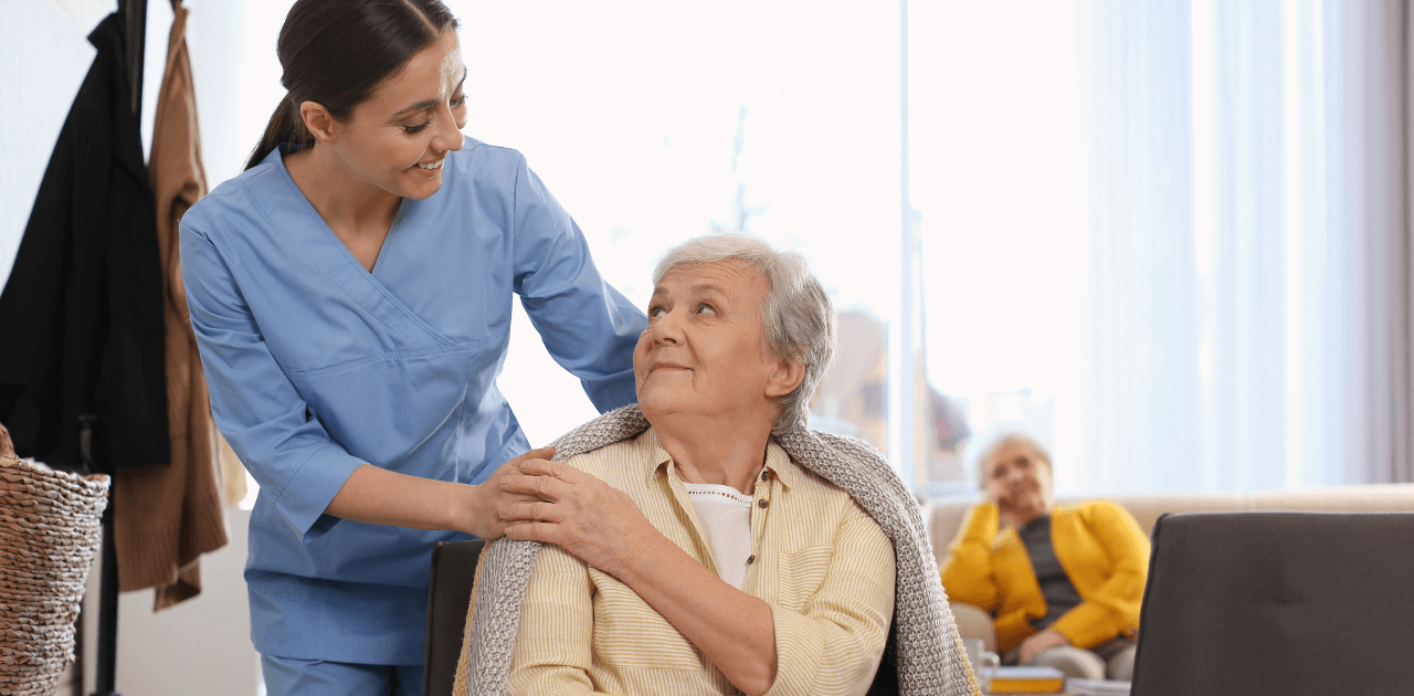 Freundliche Pflegekraft betreut ältere Dame.